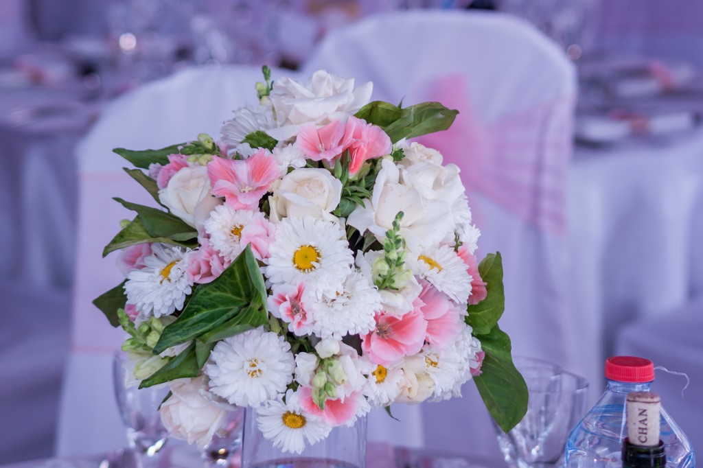 Decoration-florale-mariage-cocktail-jardin-colonnades