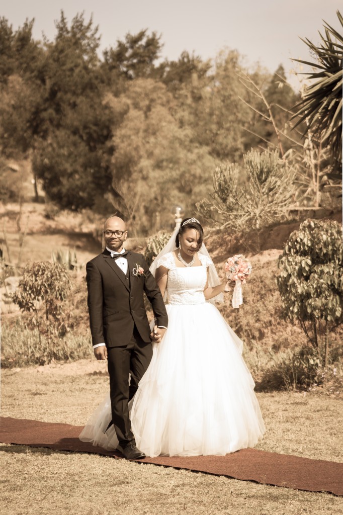 Mariage-colonnades-julio-mamitiana-arrivée-tapis-rouge