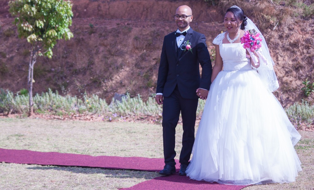 Mariage-colonnades-julio-mamitiana-tapis-rouge