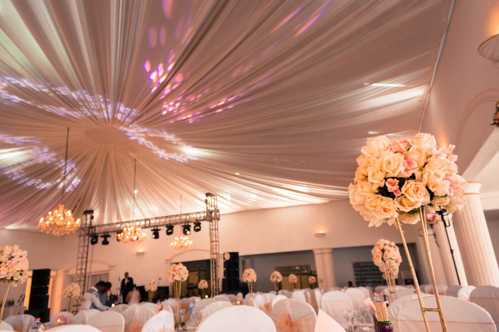 décoration-mariage-table-invités-colonnades-mariage-Madagascar-voile