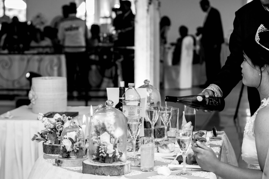 table-mariés-colonnades-mariage-Madagascar-3