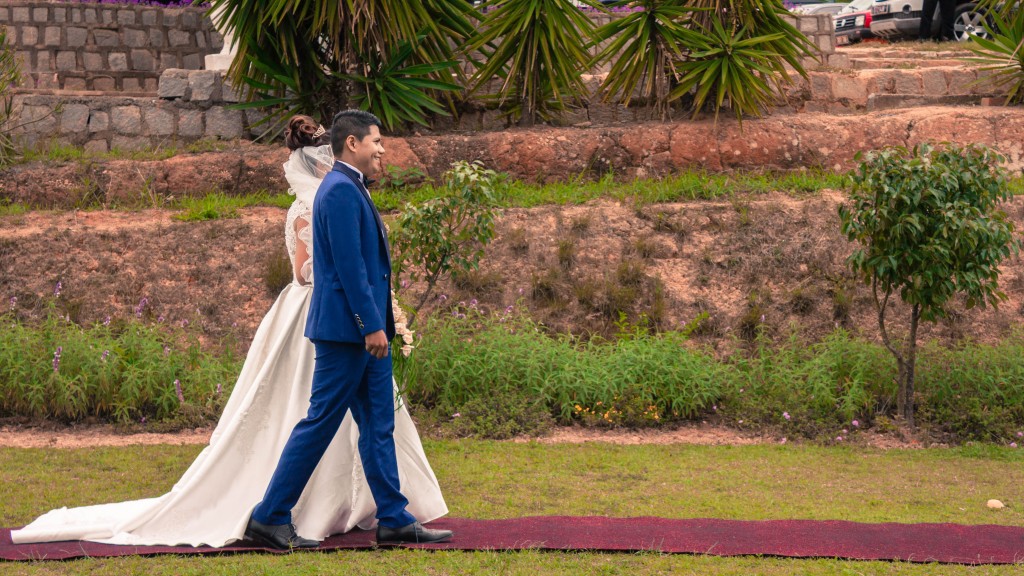 Mariage-colonnades-décembre-mariés-accueil-jardin-tapis-rouge