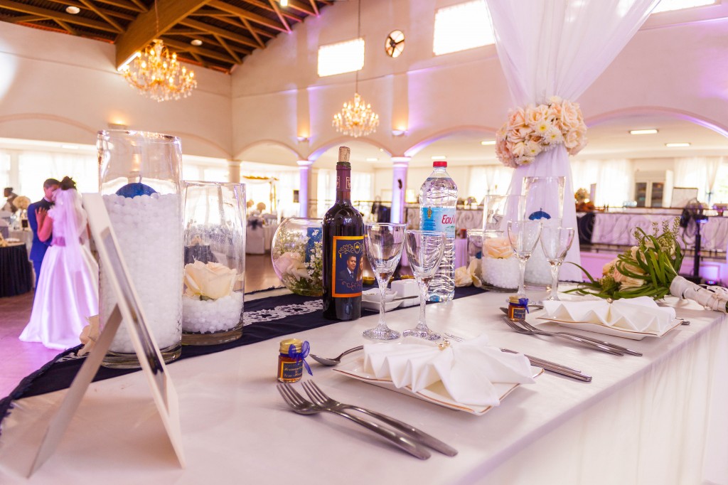 Mariage-colonnades-décembre-decoration-table-mariés