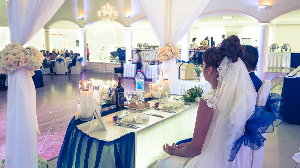 Mariage-colonnades-décembre-mariés-table