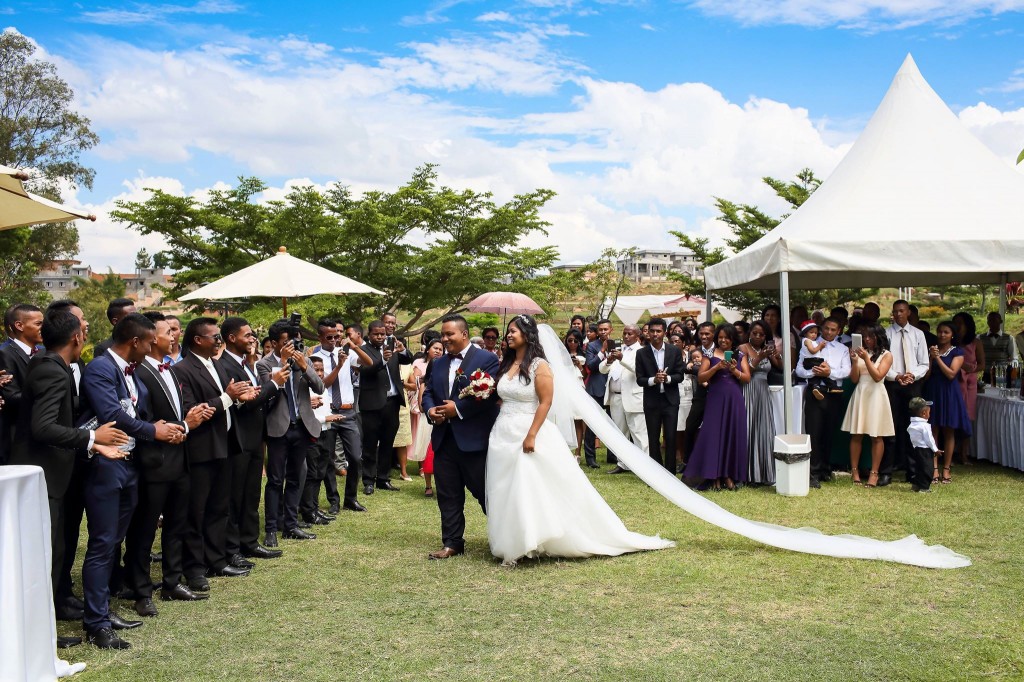 Mariage-Colonnades-acceuil-mariés-jardin-sitraka&hasina