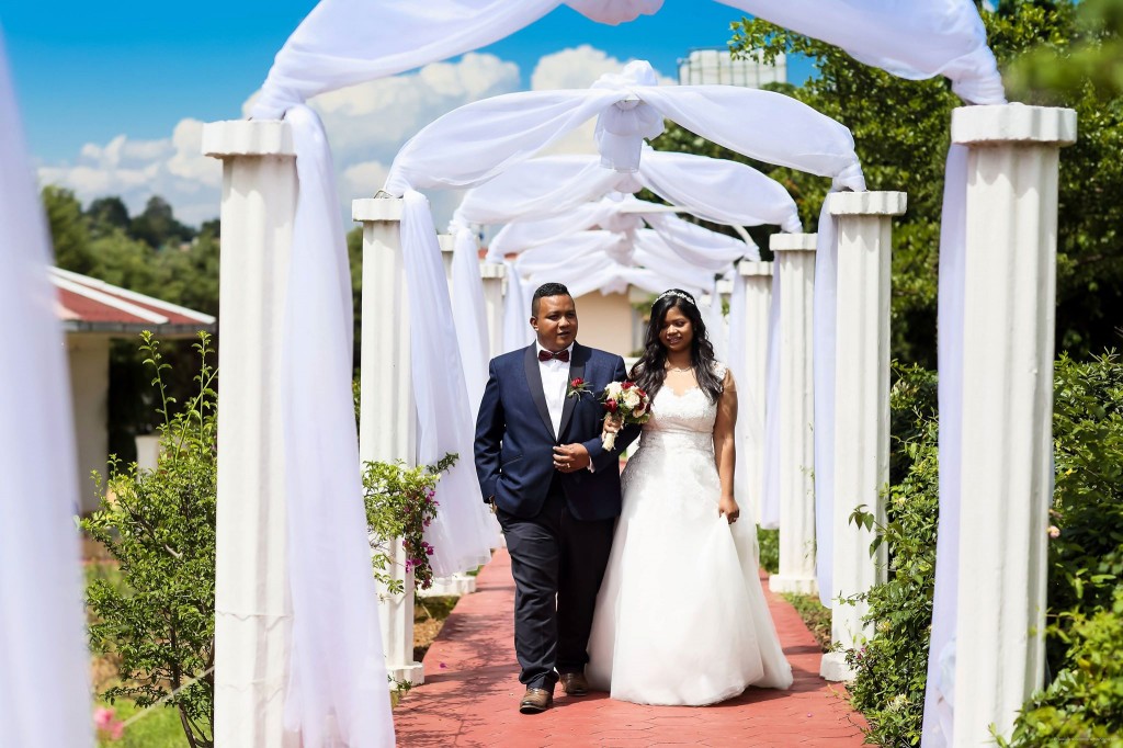 Mariage-Colonnades-arrivée-mariés-sitraka&hasina