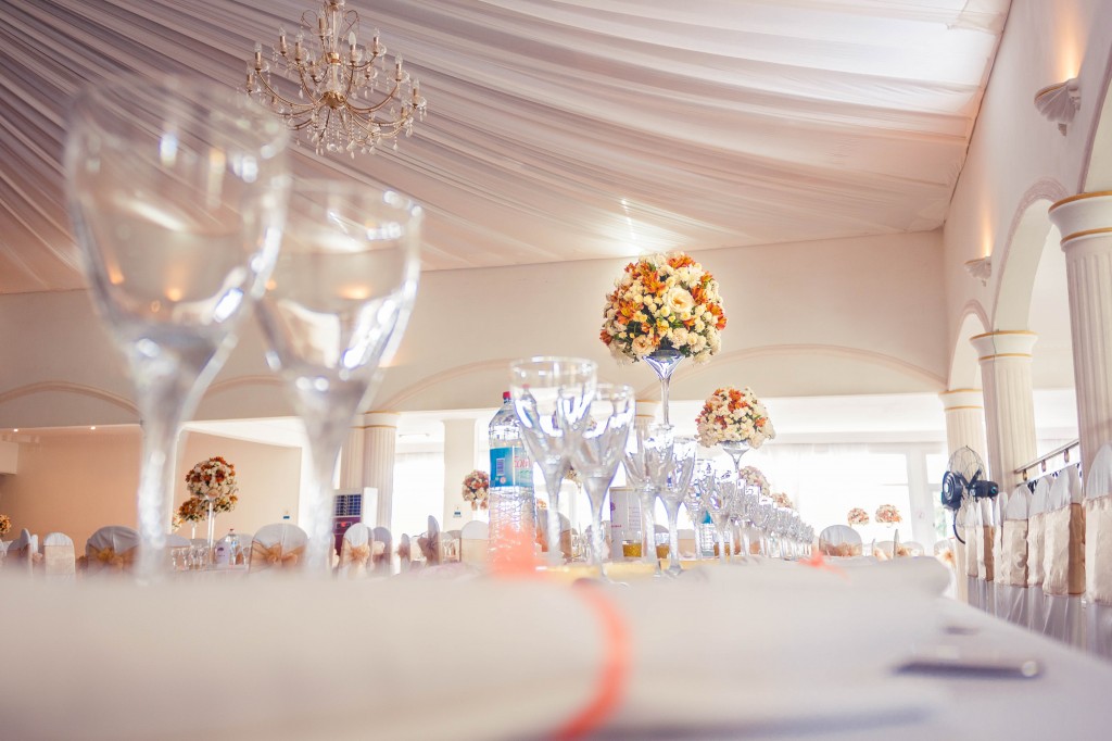 Salle-réception-mariage-colonnades-décoration-table
