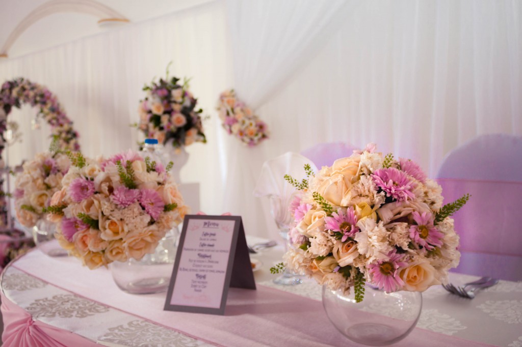 table-mariage-colonnades-décoration-fleurs