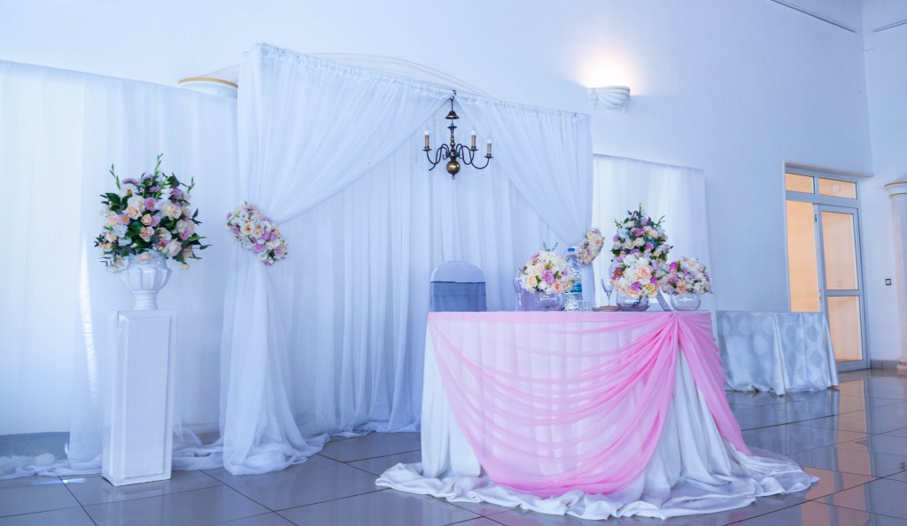 Décoration-fleurs-intérieur-table-mariés-espace-les-Colonnades