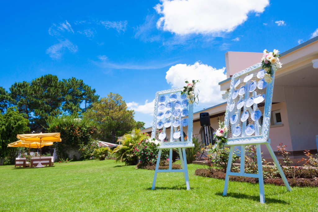 Décoration-extérieur-jardin-espace-les-Colonnades-liste-invités