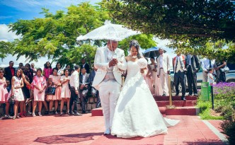 couple-mariage-espace-colonnades-tapis-rouge