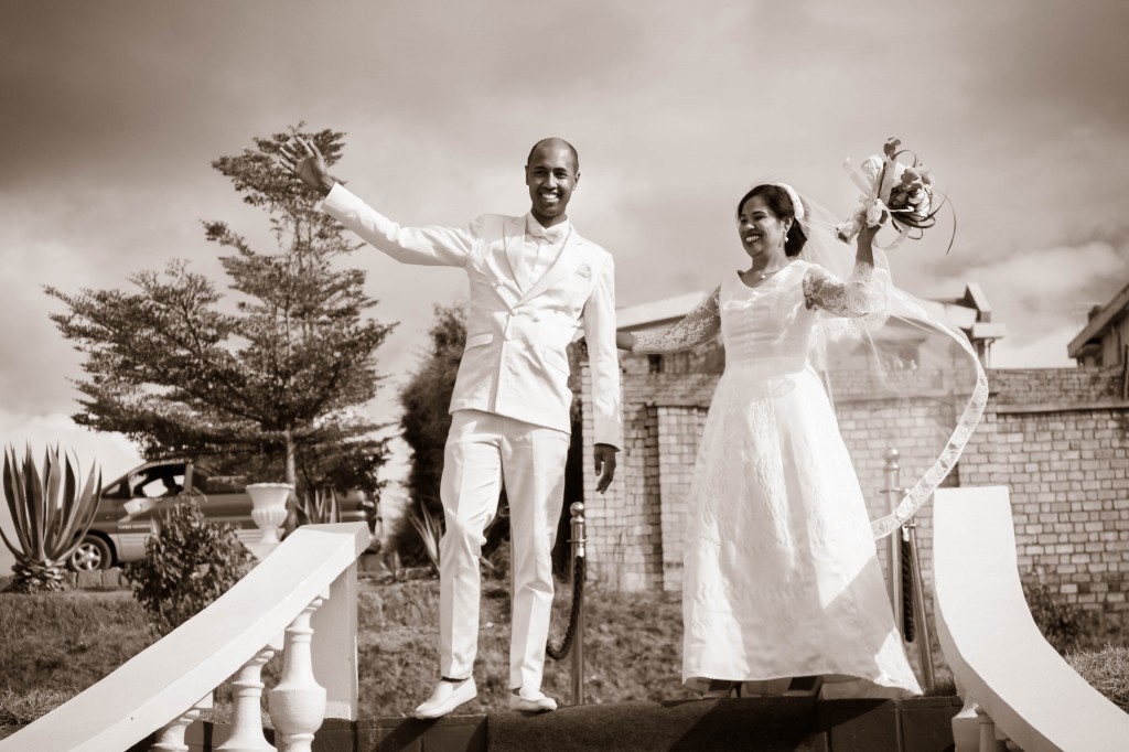 mariage-antananarivo-colonnades-arrivée-mariés-jardin-njaka-tsiory