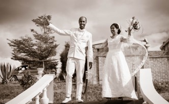 mariage-antananarivo-colonnades-arrivée-mariés-jardin-njaka-tsiory