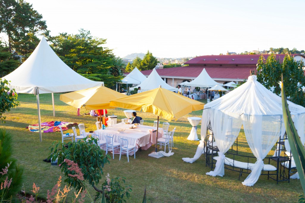 garden party colonnades Tana