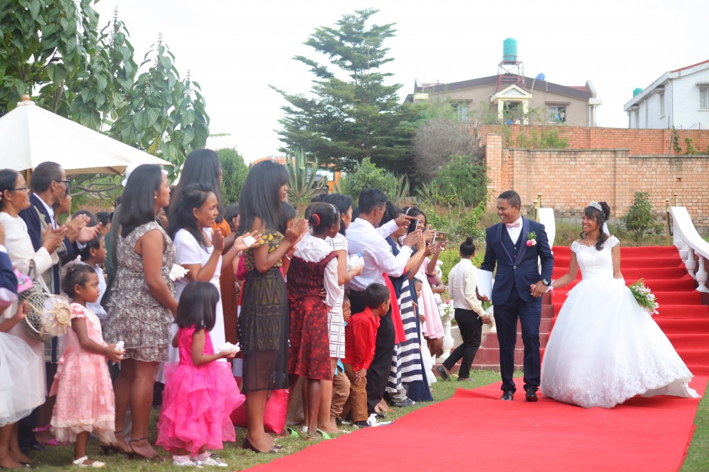 Tapis rouge mariage Tsilavo Mbolatiana (2)