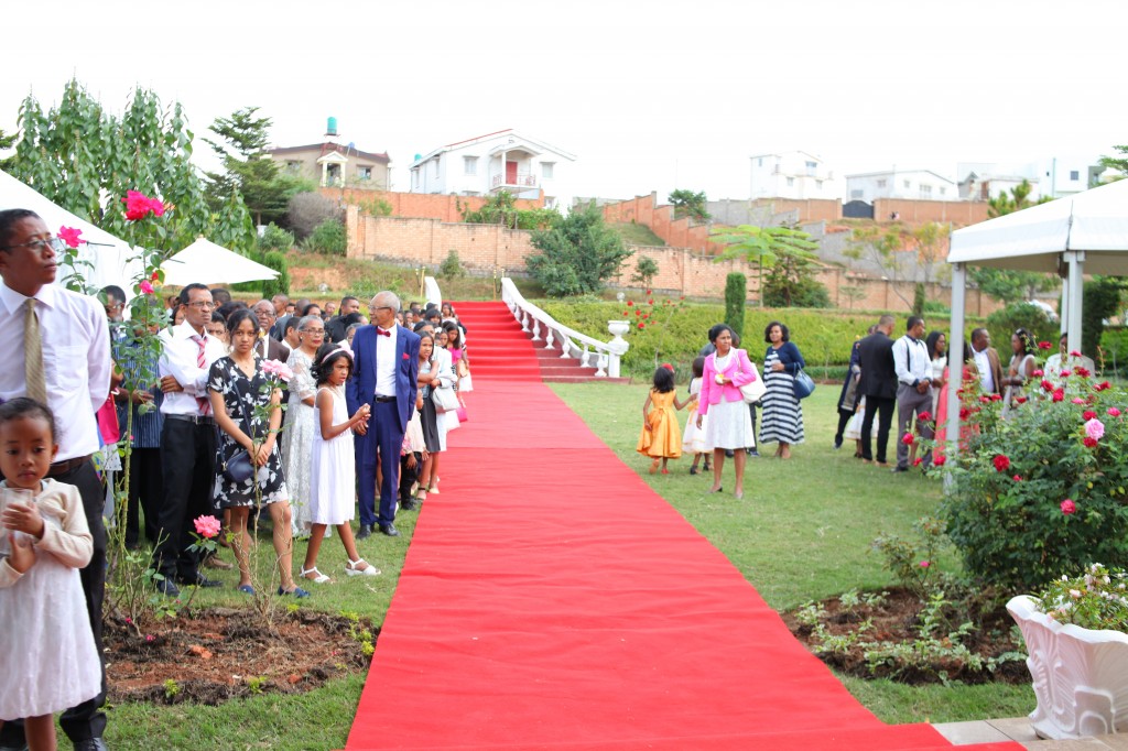 Tapis rouge mariage Tsilavo Mbolatiana (4)