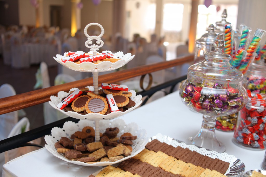 bar à bonbon mariage champêtre colonnades photosary emilio elviane (3)