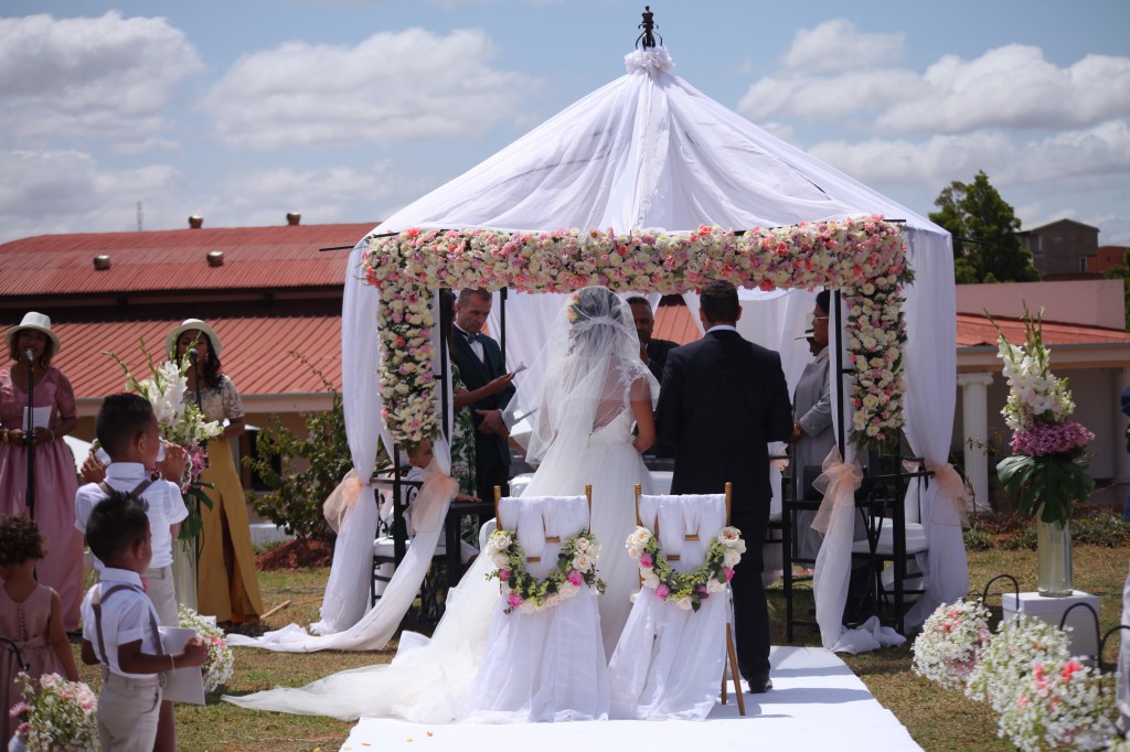 cérémonie mariage champêtre colonnades photosary emilio elviane (1)