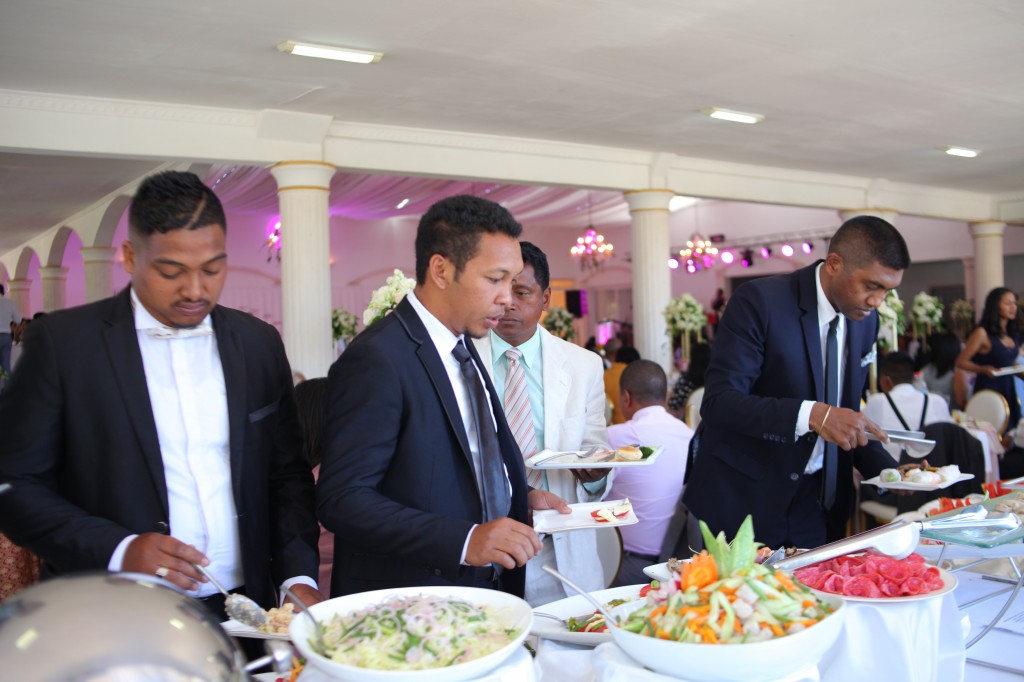 Buffet mariage salle de reception colonnades Laza&Hasina (6)