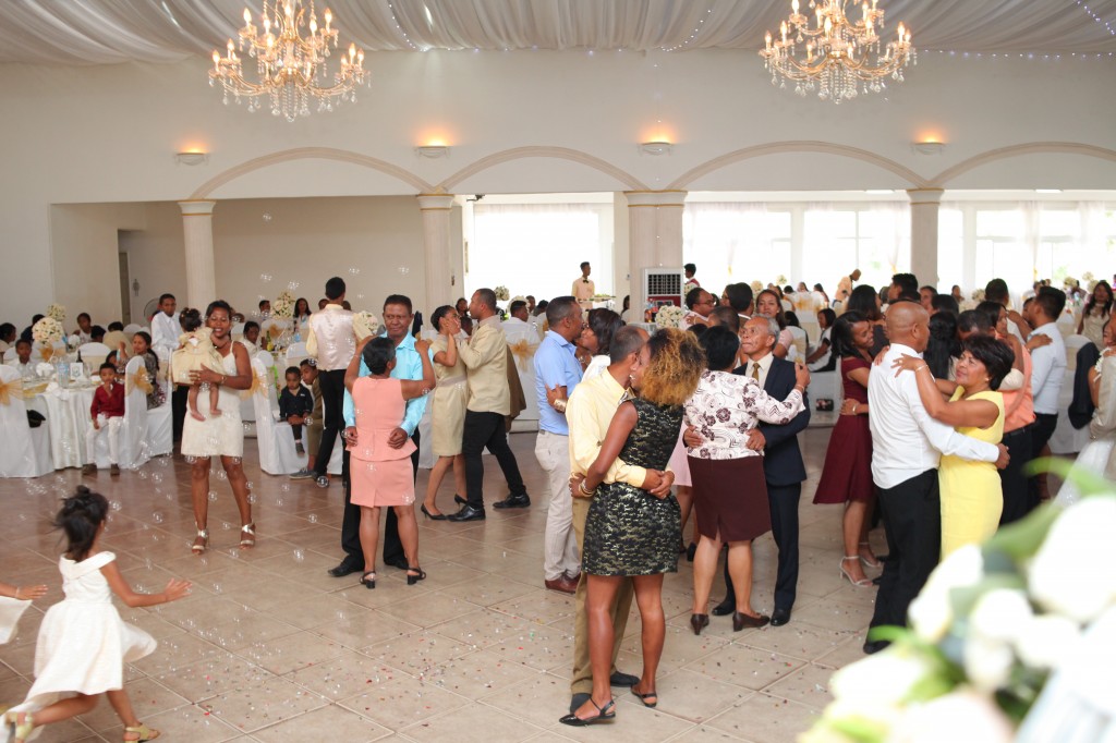 Ambiance-salle-réception-mariage-Laza-Volana (3)