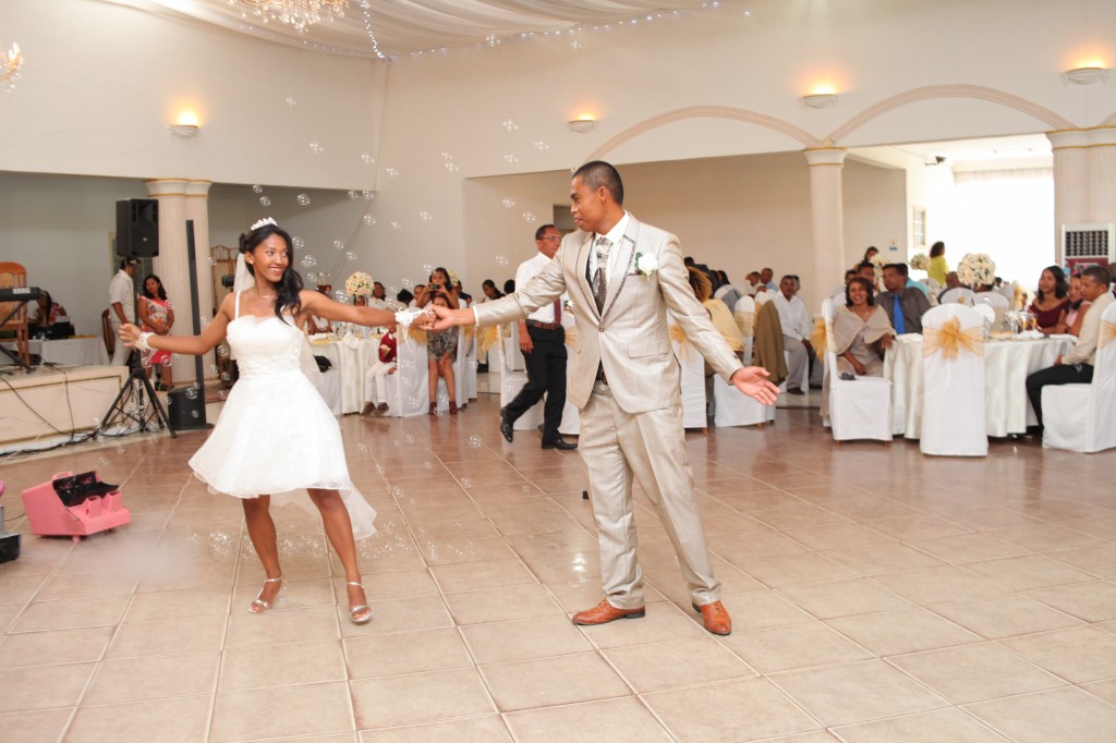 Danse-ouverture-salle-réception-mariage-Laza-Volana (2)