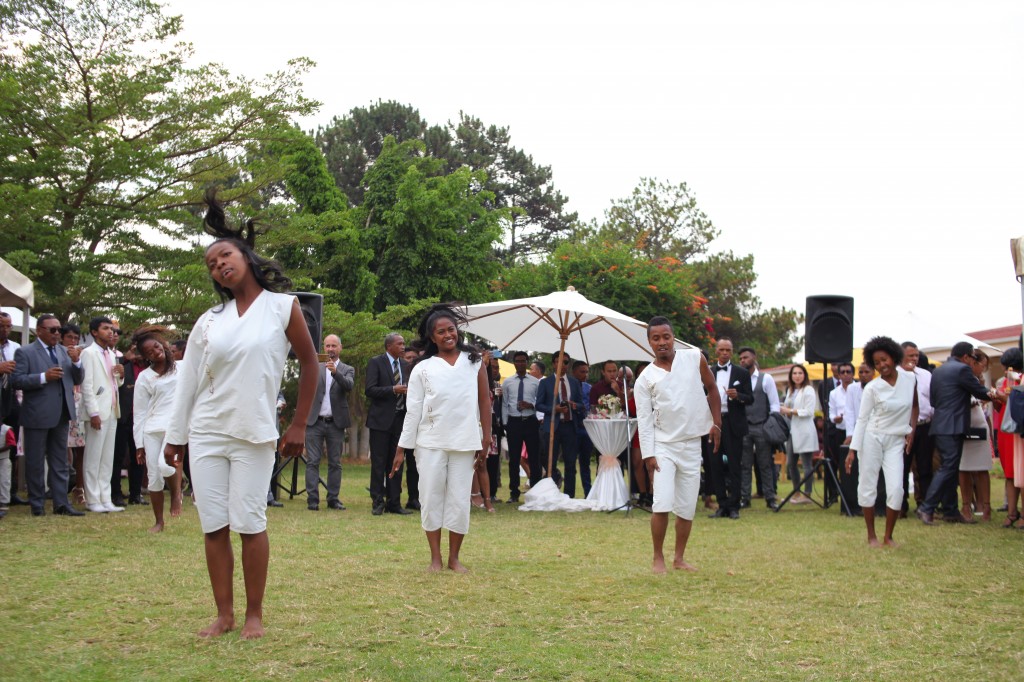 animation gasy dihy cocktail jardin colonnades mariage antonio sitraka (1)