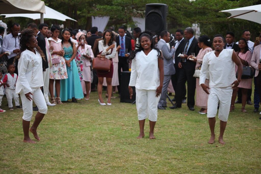 animation gasy dihy cocktail jardin colonnades mariage antonio sitraka (2)