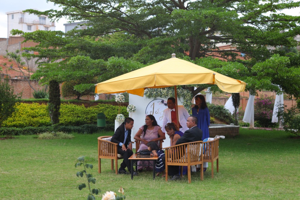 arrivée-invités-jardin-colonnades-mriage-Ionja-Alda (1)