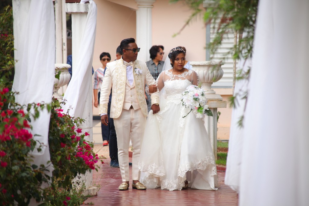 arrivée mariés jardin colonnades mariage antonio sitraka (3)