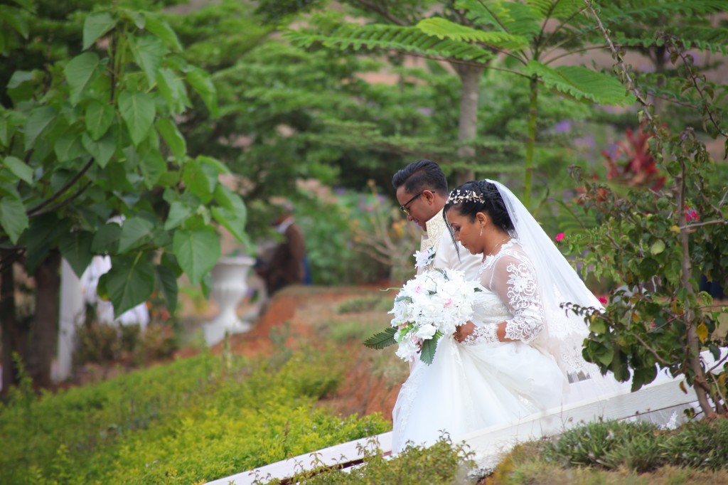 arrivée mariés jardin colonnades mariage antonio sitraka (6)