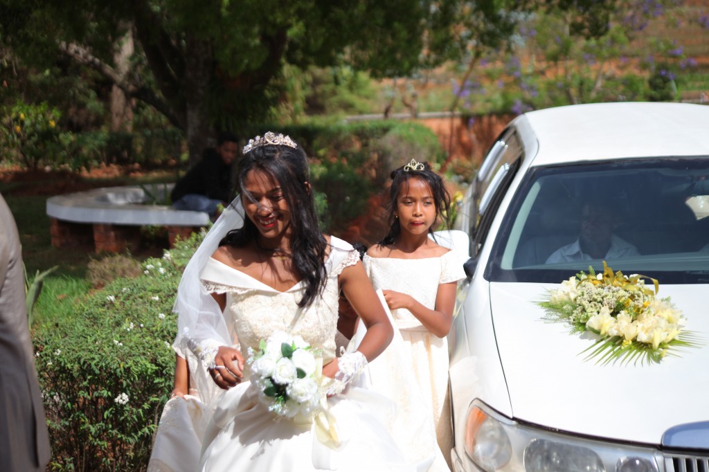 arrivée-mariés-salle-réception-mariage-Laza-Volana (4)