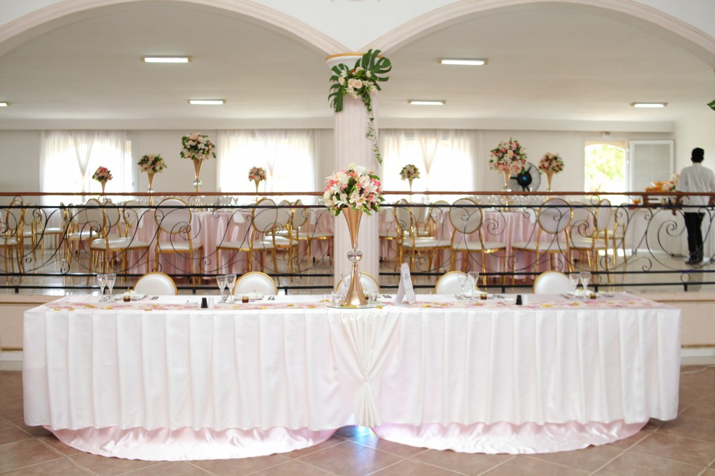 déco salle de reception colonnades mariage antonio sitraka (7)