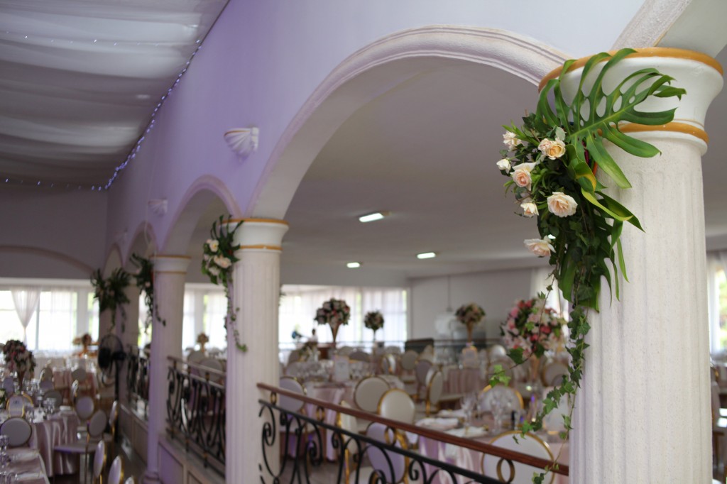 déco salle de reception colonnades mariage antonio sitraka (8)