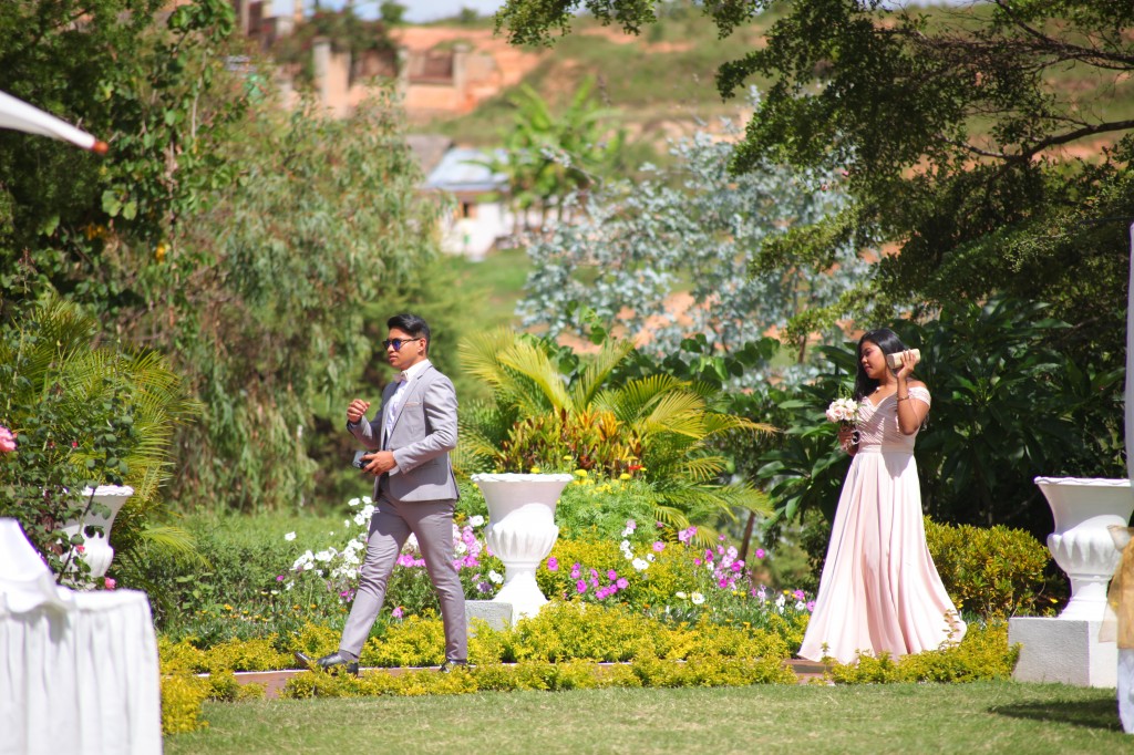 arrivée mariés & invités jardin mariage Colonnades Mamitiana & Tatiana (1)
