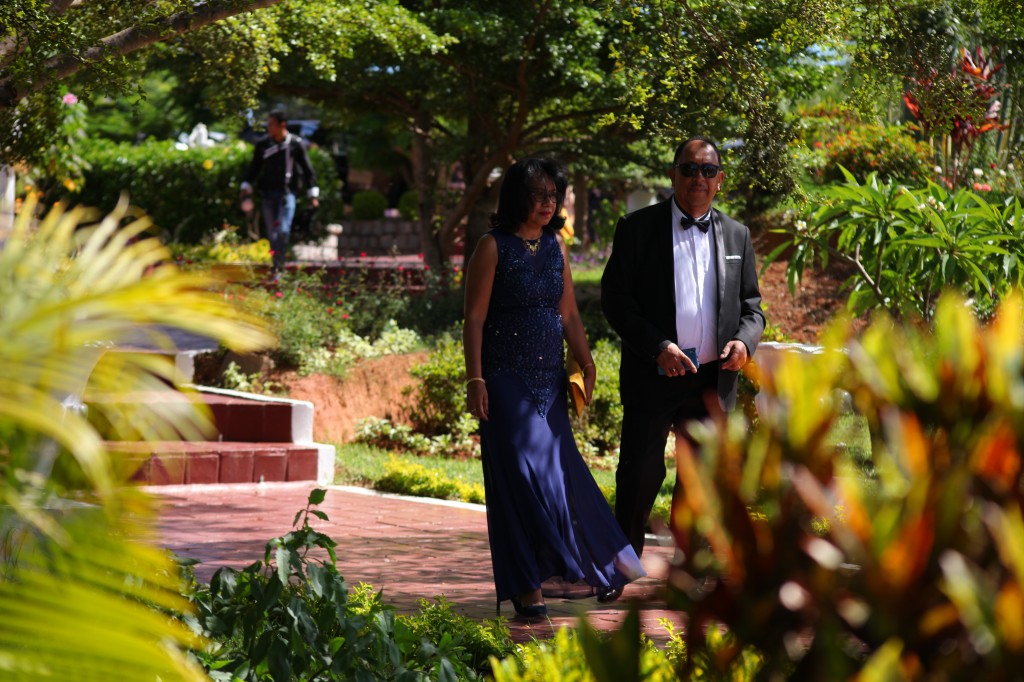 arrivée mariés & invités jardin mariage Colonnades Mamitiana & Tatiana (3)