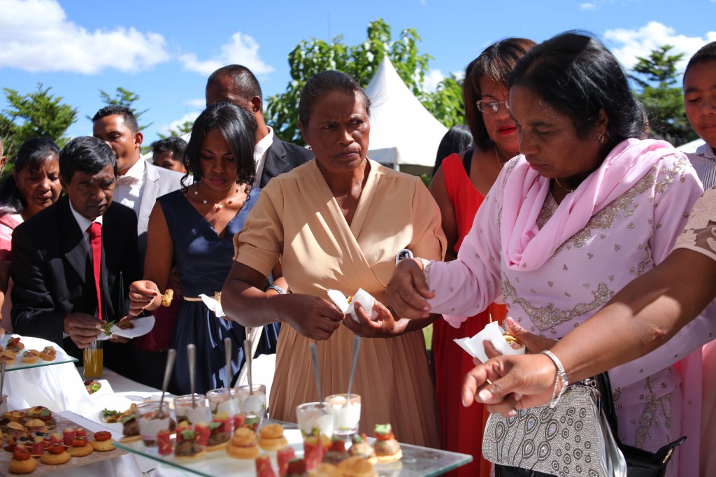 jardin cocktail de bienvenue mariage Colonnades Mamitiana & Tatiana (5)