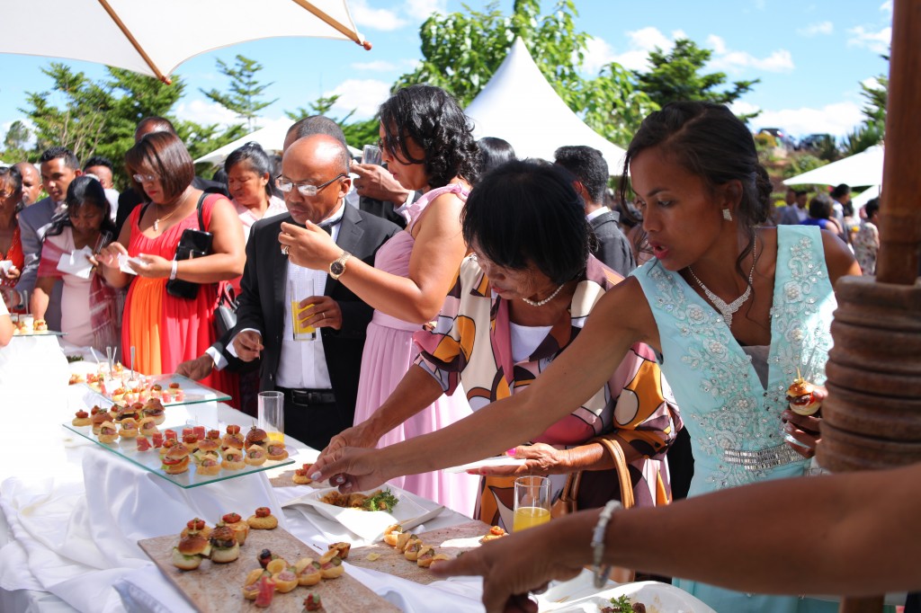 jardin cocktail de bienvenue mariage Colonnades Mamitiana & Tatiana (7)