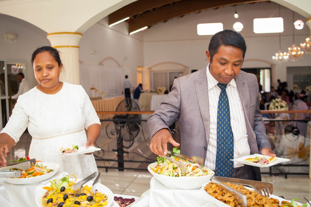 Ambiance-salle-buffet-mariage-espace-Colonnades-Antananarivo-Niavo & Fepy (1)