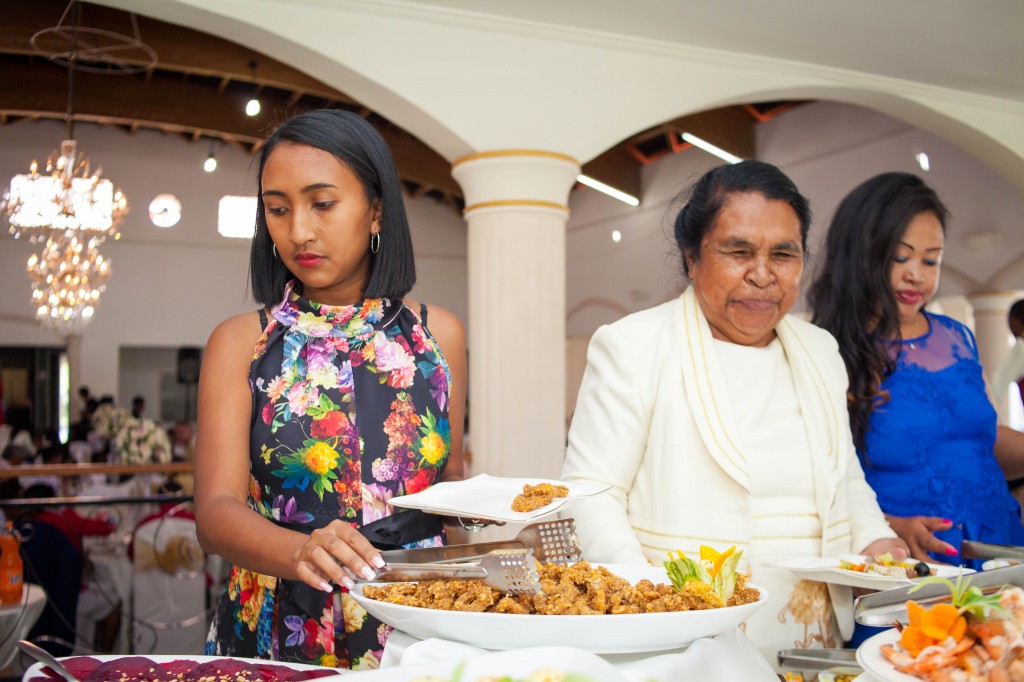 Ambiance-salle-buffet-mariage-espace-Colonnades-Antananarivo-Niavo & Fepy (5)