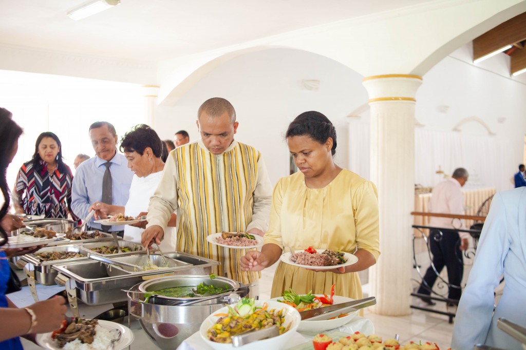 Ambiance-salle-buffet-mariage-espace-Colonnades-Antananarivo-Niavo & Fepy (8)