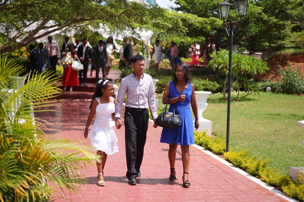 Arrivée-mariés-invités-mariage-espace-Colonnades-Antananarivo-Niavo & Fepy (12)