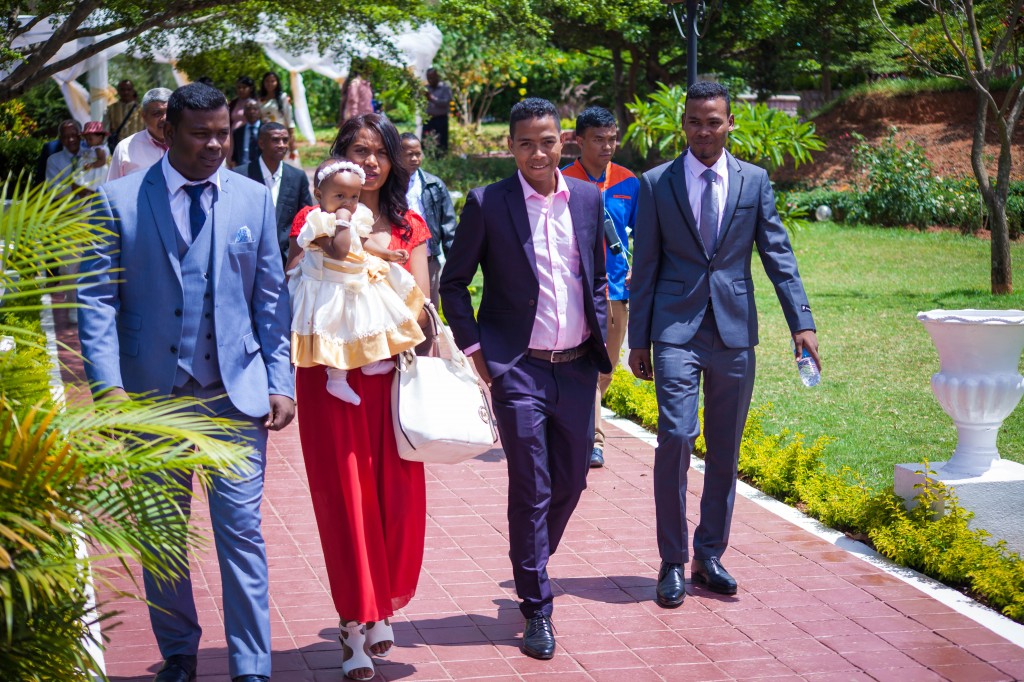 Arrivée-mariés-invités-mariage-espace-Colonnades-Antananarivo-Niavo & Fepy (13)