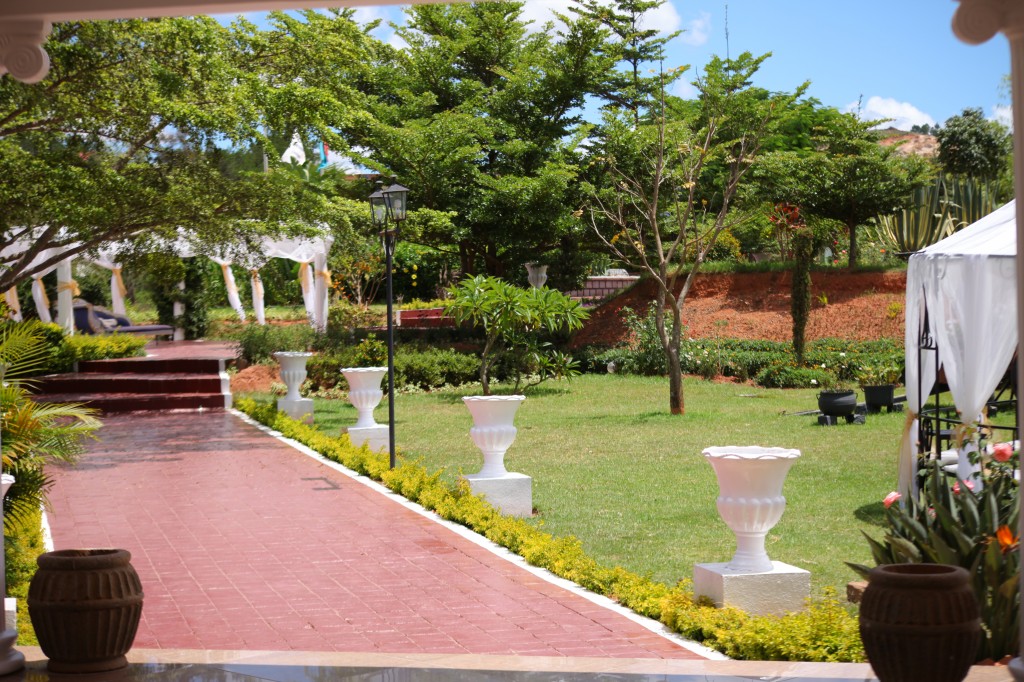 Déco-externe-mariage-espace-Colonnades-Antananarivo-Niavo & Fepy (2)