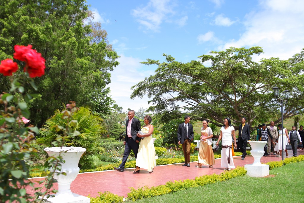 Mariage-espace-colonnades-Miarana-Mitantsoa-arrivée-invités (1)