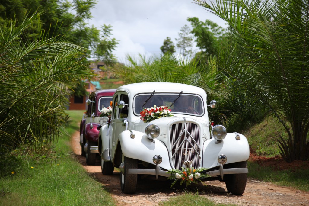 Mariage-espace-colonnades-Miarana-Mitantsoa-arrivée-mariés (2)