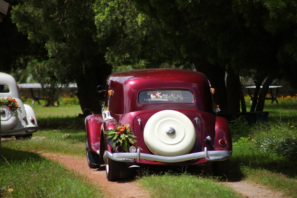 Mariage-espace-colonnades-Miarana-Mitantsoa-arrivée-mariés (3)