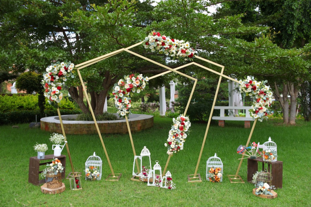 Mariage-espace-colonnades-Miarana-Mitantsoa-décoration-jardin (1)