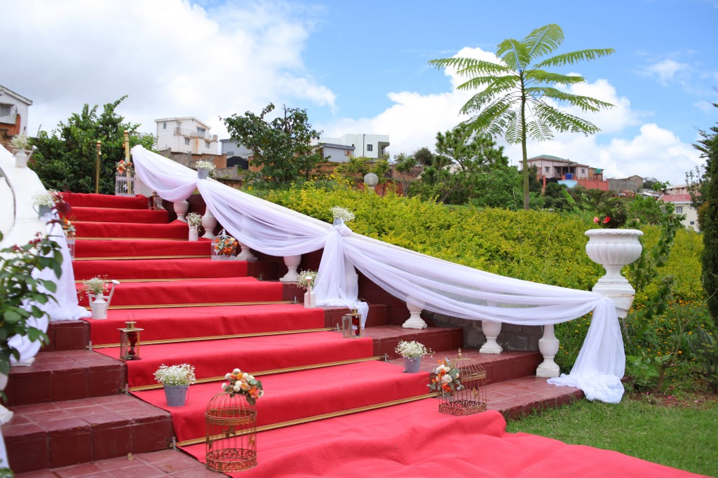 Mariage-espace-colonnades-Miarana-Mitantsoa-décoration-jardin (5)