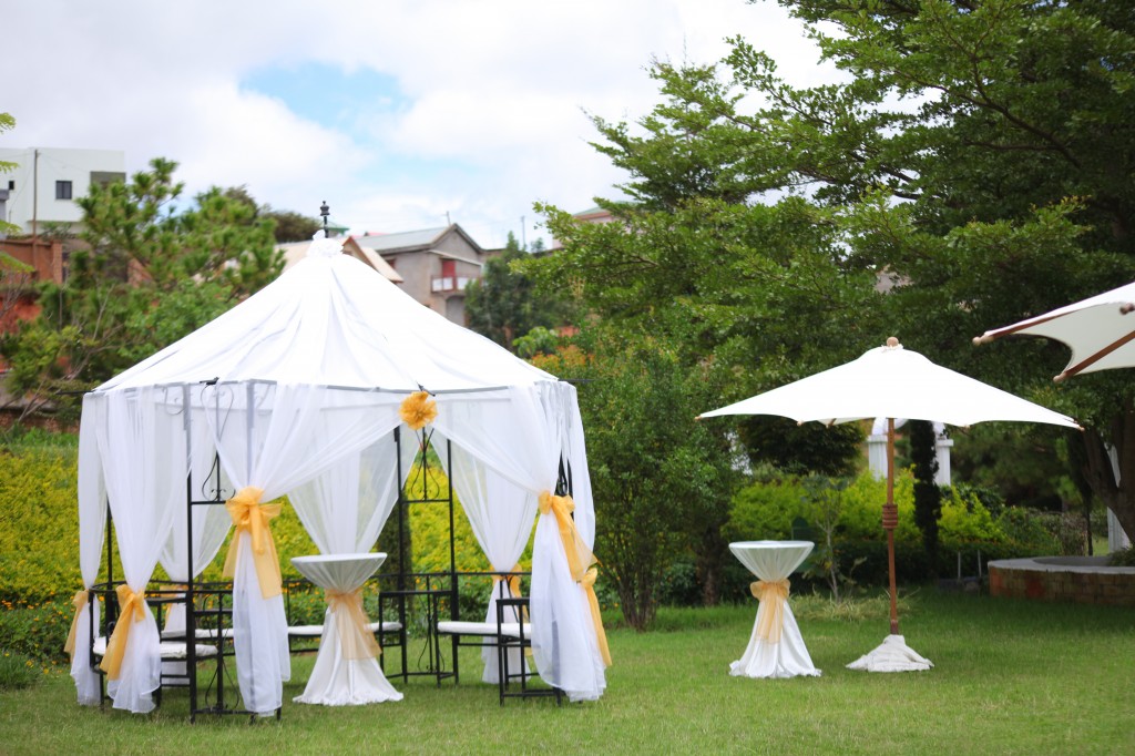 Mariage-espace-colonnades-Miarana-Mitantsoa-décoration-jardin (7)