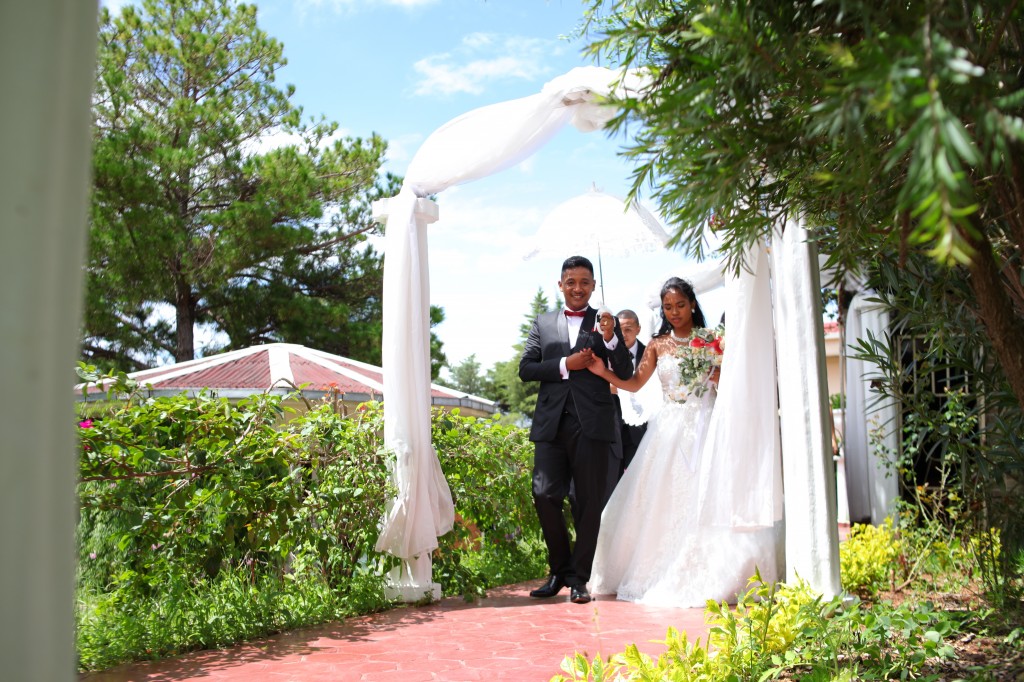 Mariage-espace-colonnades-Miarana-Mitantsoa-marche-nuptiale-tapis-rouge (1)